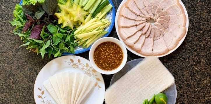 a%cc%86n-banh-trang-cuo%cc%82n-thi%cc%a3t-heo-ta%cc%a3i-quan-ma%cc%a3%cc%82u