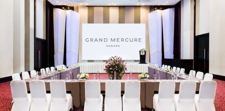 so%cc%9bn-tra-ballroom-sa%cc%86p-xe%cc%82p-hinh-u-shape-ta%cc%a3i-grand-mercure-da-na%cc%86%cc%83ng-2