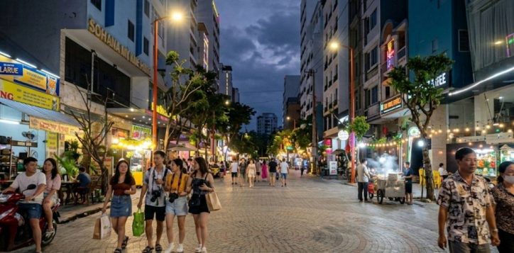 di%cc%a3a-die%cc%82%cc%89m-mua-sa%cc%86m-ta%cc%a3i-da-na%cc%86%cc%83ng-ma-khach-du-li%cc%a3ch-ne%cc%82n-bie%cc%82t-to%cc%9bi-khu-pho%cc%82-du-li%cc%a3ch-an-th