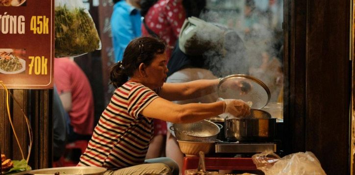 busy-food-stall-at-son-tra-night-market-with-a-cook-preparing-hot-dishes-2