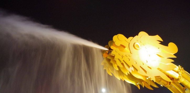 night-view-of-dragon-bridge-water-show-with-bright-spray-2