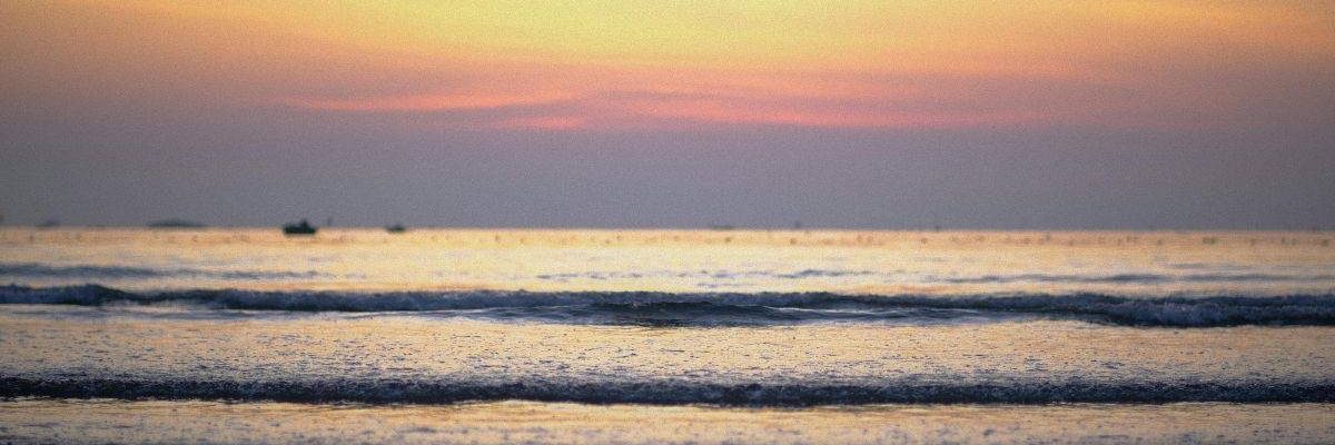 my-khe-beach-in-da-nang-swimming-activities-and-stay-guide