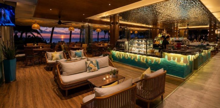 khong-gian-sang-trong-voi-sofa-va-quay-bar-tai-esco-beach-bar-lounge-restaurant-2