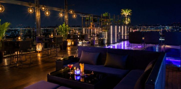 rooftop-lounge-voi-den-vang-va-anh-den-tim-ve-dem-tai-sky-21-bar-bistro-2