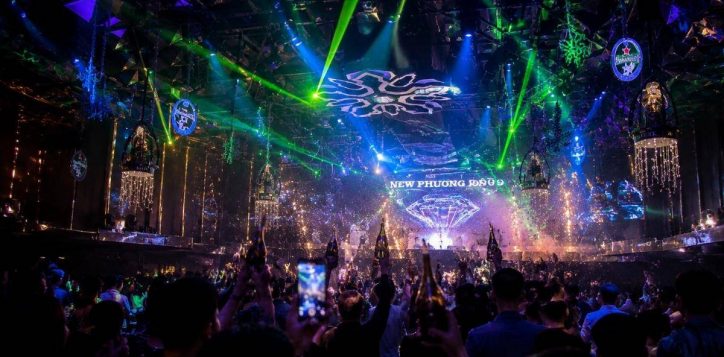 san-khau-laser-xanh-soi-dong-voi-dam-dong-cuong-nhiet-tai-new-phuong-dong-club-2
