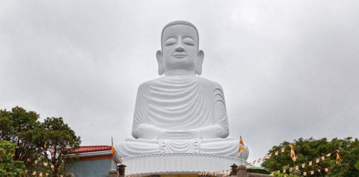 tuong-phat-thich-ca-cao-27m-dat-tren-dai-sen-trang-o-chua-linh-ung-ba-na-2