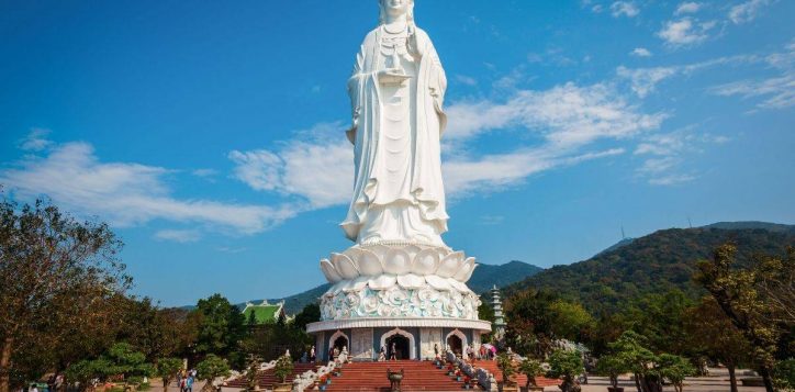 tuong-quan-the-am-cao-67m-dung-tren-dai-sen-o-chua-linh-ung-son-tra-2